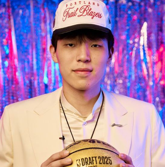 Kaiyun Sports-开云体育-乌龙？外国球迷衣服中文杨瀚森变杨翰森 网友神评论：说明水不了